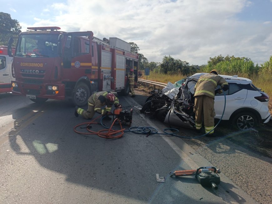 Motorista morre e passageiro fica ferido em acidente entre carro e caminhão na BR-354, em Formiga